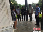图为涉案人员在西山坡公园纪念碑前。　杨汉申 摄 - 云南频道