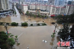 图为2017年7月20日昆明市区因暴雨被淹。　刘冉阳 摄 - 云南频道