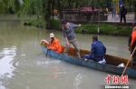 图为工作人员对多个区域水样进行采集。云南省水文水资源局丽江分局提供 - 云南频道