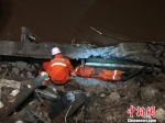 图为搜救人员正在进行救援 昭通市公安消防支队 摄 - 云南频道