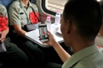 一名退伍老兵打开手机翻看在部队时的照片，回忆起在部队时的点点滴滴 - 云南频道