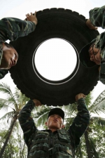 魔鬼周：武警特战队员教你如何玩转“魔鬼”轮胎 - 云南频道