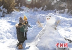 图为游客在轿子雪山旅游。　黄兴鸿 摄 - 云南频道