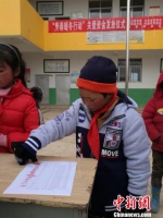 “冰花男孩”领到青春暖冬行动捐款10万元抵达鲁甸 - 云南频道