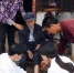5月24日，医务人员在马龙区纳章镇竹园村为行动不便的建档立卡贫困户赵见生老人诊疗。新华社记者杨宗友摄 - 云南频道