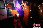 消防官兵把被困民众疏散到安全区域。　王俊虎 摄 - 云南频道