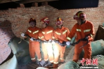 大理巍山消防官兵在村民家中擒获巨型眼镜王蛇 - 云南频道