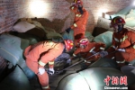 图为四名消防官兵正在抓捕眼镜王蛇 杨立志 摄 - 云南频道