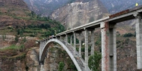 资料图：亚洲第一高溜”鹦哥溜索改桥主体工程完工。 - 云南频道
