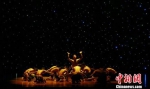 图为海外华裔青少年演绎佤族舞蹈。　吴榕峰 摄 - 云南频道