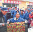 63岁的贫困户蔡党妹分拣完最后一篮草莓，就有了几十元的收入。 - 云南频道