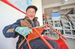 73岁的赵英贵在扶贫车间编凳子，编一个凳子有6元钱收入。 - 云南频道
