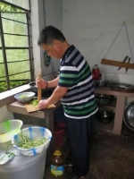 董剑波给驻村扶贫工作队员做饭。 - 云南频道