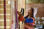 景洪市基诺山基诺族乡巴飘村村民姿梅在整理出售的传统手工织物(2019年6月10日)。新华社记者 秦晴 摄 - 云南频道