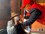 志愿者教李正富老人正确佩戴口罩 - 云南频道