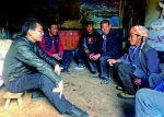 2018年12月，边慧夏(左一)到李子沟村与村民座谈。 均为本报记者吴振东摄 - 云南频道