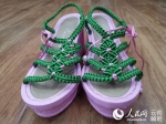 联系户张洪平妻子送给方俊自己做的鞋。（受访者供图） - 云南频道
