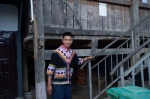 云南勐海县布朗山乡曼囡村，22岁的拉祜族青年扎培在自家门前。(贾翔 摄) - 云南频道