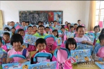 小朋友在收到捐赠物品 楚雄州公安局警察培训学校供图 - 云南频道