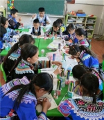 少数民族孩子在上绘画课 楚雄州公安局警察培训学校供图 - 云南频道