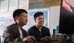 李能龙(左)正在跟合作社社员肖小双(右)探讨拼多多店铺的运营。 - 云南频道