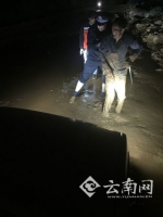 醉汉寒夜不慎掉进工地泥潭 热心“90后”民警出手救助 - 云南信息港