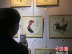 图为观众观展 马骞 摄 - 云南频道