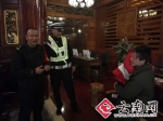 热心客栈服务员带走失女童来求助 丽江城市交警急寻家人 - 云南信息港