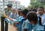 云南临沧边防官兵协调爱心力量 向驻地学生捐赠校服1497套 - 云南信息港