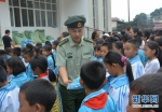 云南临沧边防官兵协调爱心力量 向驻地学生捐赠校服1497套 - 云南信息港