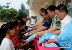 云南临沧边防官兵协调爱心力量 向驻地学生捐赠校服1497套 - 云南信息港